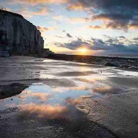Pleine Face Mer Et Plage Ault Exterior foto
